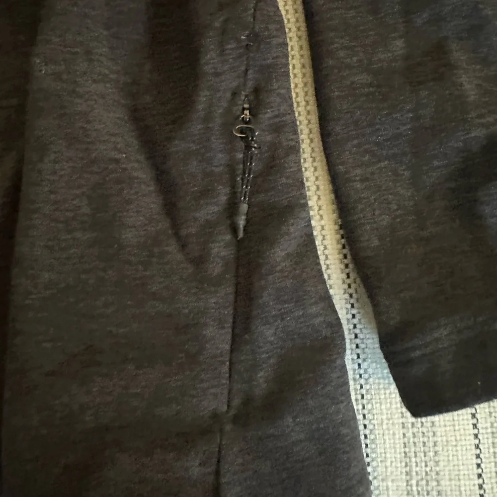 Men’s Lulu Quarter Zip-size L but tags removed -like new condition - Picture 6 of 9